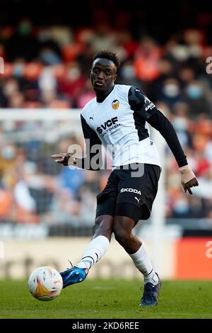 Mouctar Diakhaby di Valencia CF in azione durante la partita la Liga Santander tra Valencia CF e Cadice CF allo stadio Mestalla, 3 aprile 2022, Valencia, Spagna. (Foto di David Aliaga/NurPhoto) Foto Stock