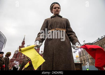 Mosca, Russia. 5th novembre 2022 Una donna partecipa ad una rappresentazione teatrale in un museo all'aperto dedicato alla storia della difesa di Mosca in Piazza Rossa. L'esposizione segna il 81st° anniversario della parata del 7 novembre 1941, durante la battaglia della seconda guerra mondiale di Mosca Foto Stock