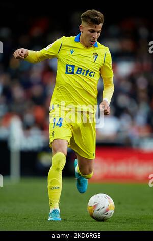 Ivan Alejo di Cadice CF in azione durante la partita la Liga Santander tra Valencia CF e Cadice CF allo stadio Mestalla, 3 aprile 2022, Valencia, Spagna. (Foto di David Aliaga/NurPhoto) Foto Stock