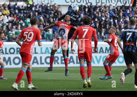 Jose Luis Palomino (Atalanta BC) header mentre è sfidato da Juan Jesus (SSC Napoli) durante la serie di calcio italiano Una partita Atalanta BC vs SSC Napoli il 03 aprile 2022 allo Stadio Gewiss di Bergamo (Foto di Francesco Scaccianoce/LiveMedia/NurPhoto) Foto Stock