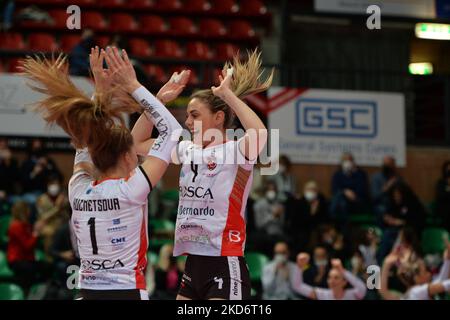 Federica Squarcini di Bosca San Bernardo Cuneo e Sofja Kuznecova di Bosca San Bernardo Cuneo durante la Serie Volley A1 incontro femminile tra Bosca S.Bernardo Cuneo e UYBA il 2 2022 aprile presso la pala Ubi Banca di Cuneo (Foto di Alberto Gandolfo/NurPhoto) Foto Stock