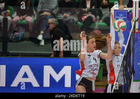 Federica Squarcini di Bosca San Bernardo Cuneo, Sofja Kuznecova di Bosca San Bernardo Cuneo durante il Volley Serie A1 incontro femminile tra Bosca S.Bernardo Cuneo e UYBA il 2 2022 aprile presso la pala Ubi Banca di Cuneo (Foto di Alberto Gandolfo/NurPhoto) Foto Stock