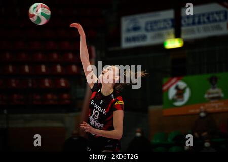 Adelina Ungureanu di UYBA Volley durante la Serie Volley A1 Women match tra Bosca S.Bernardo Cuneo e UYBA Volley il 2 2022 aprile presso la pala Ubi Banca di Cuneo (Foto di Alberto Gandolfo/NurPhoto) Foto Stock