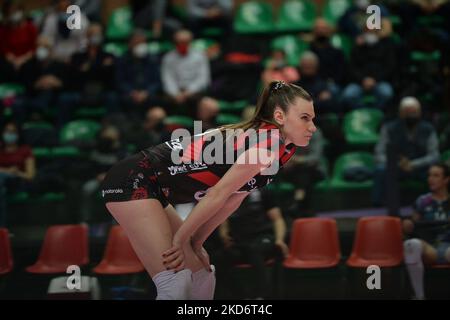 Adelina Ungureanu di UYBA Volley durante la Serie Volley A1 Women match tra Bosca S.Bernardo Cuneo e UYBA Volley il 2 2022 aprile presso la pala Ubi Banca di Cuneo (Foto di Alberto Gandolfo/NurPhoto) Foto Stock