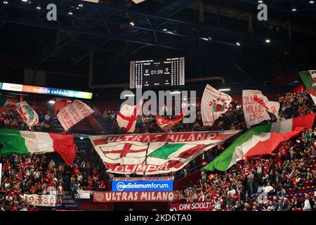 Milano, Italia. 03rd Nov 2022. Italia, Milano, nov 3 2022: Coreografia sostenitori di Armani Milano prima del tip-off circa EA7 Emporio Armani Milano vs Real Madrid, Eurolega 2022-2023 round6 (Foto di Fabrizio Andrea Bertani/Pacific Press) Credit: Pacific Press Media Production Corp./Alamy Live News Foto Stock