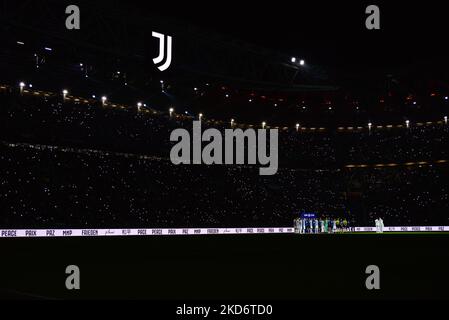 La star Ucraina Kateryna Pavlenko canta 'Imagine' con la cantante italiana Gaia prima della Serie Una partita tra Juventus e FC Internazionale allo Stadio Allianz il 03 aprile 2022 a Torino. (Foto di Alberto Gandolfo/NurPhoto) Foto Stock