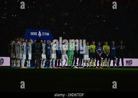 I giocatori osservano la star Ucraina Kateryna Pavlenko canta 'Imagine' con la cantante italiana Gaia prima della Serie A match tra Juventus e FC Internazionale allo Stadio Allianz il 03 aprile 2022 a Torino. (Foto di Alberto Gandolfo/NurPhoto) Foto Stock