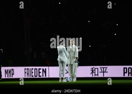 La star Ucraina Kateryna Pavlenko canta 'Imagine' con la cantante italiana Gaia prima della Serie Una partita tra Juventus e FC Internazionale allo Stadio Allianz il 03 aprile 2022 a Torino. (Foto di Alberto Gandolfo/NurPhoto) Foto Stock