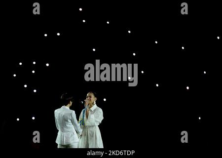 La star Ucraina Kateryna Pavlenko canta 'Imagine' con la cantante italiana Gaia prima della Serie Una partita tra Juventus e FC Internazionale allo Stadio Allianz il 03 aprile 2022 a Torino. (Foto di Alberto Gandolfo/NurPhoto) Foto Stock