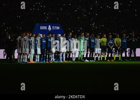 I giocatori osservano la star Ucraina Kateryna Pavlenko canta 'Imagine' con la cantante italiana Gaia prima della Serie A match tra Juventus e FC Internazionale allo Stadio Allianz il 03 aprile 2022 a Torino. (Foto di Alberto Gandolfo/NurPhoto) Foto Stock