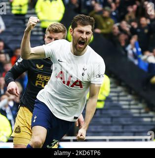 Il ben Davies di Tottenham Hotspur celebra il suo goalduring della Premier League tra Tottenham Hotspur e Newcastle United allo stadio Tottenham Hotspur , Londra, Inghilterra il 03rd aprile 2022 (Photo by Action Foto Sport/NurPhoto) Foto Stock