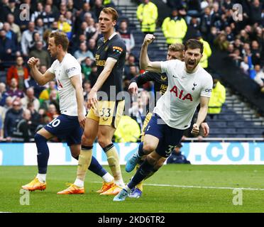 Il ben Davies di Tottenham Hotspur celebra il suo goalduring della Premier League tra Tottenham Hotspur e Newcastle United allo stadio Tottenham Hotspur , Londra, Inghilterra il 03rd aprile 2022 (Photo by Action Foto Sport/NurPhoto) Foto Stock