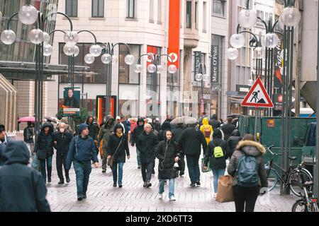 Gli acquirenti sono visti senza maschera facciale camminare nel centro della città di Colonia, Germania il 4 aprile 2022 dopo che la Germania solleva la maggior parte delle covid 19 restrizioni. (Foto di Ying Tang/NurPhoto) Foto Stock