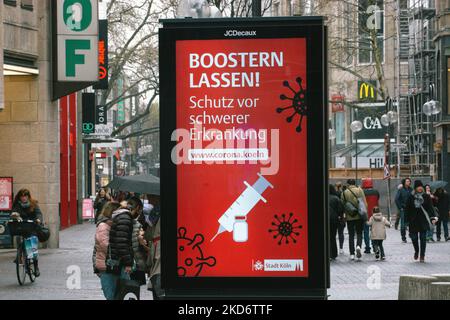 L'annuncio di informazione pubblica è visto per suggerire alla gente 'prenda un vaccino di richiamo 'nel centro della città di Colonia, Germania il 4 aprile 2022 dopo che la Germania solleva la maggior parte delle limitazioni del covid 19. (Foto di Ying Tang/NurPhoto) Foto Stock