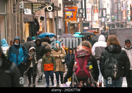 Gli acquirenti sono visti senza maschera facciale camminare nel centro della città di Colonia, Germania il 4 aprile 2022 dopo che la Germania solleva la maggior parte delle covid 19 restrizioni. (Foto di Ying Tang/NurPhoto) Foto Stock