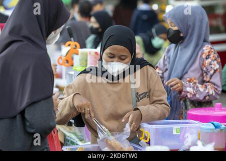 Tangerang meridionale, Banten, Indonesia, 04 aprile 2022 : Musulmani che cacciano il menu iftar a BSD, Tangerang meridionale, Banten, Indonesia, il 4 aprile 2022. Il calo dei casi di pandemia COVID-19 ha aumentato le vendite del menu iftar di quest'anno. (Foto di Donal Husni/NurPhoto) Foto Stock