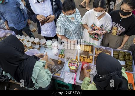 Tangerang meridionale, Banten, Indonesia, 04 aprile 2022 : Musulmani che cacciano il menu iftar a BSD, Tangerang meridionale, Banten, Indonesia, il 4 aprile 2022. Il calo dei casi di pandemia COVID-19 ha aumentato le vendite del menu iftar di quest'anno. (Foto di Donal Husni/NurPhoto) Foto Stock