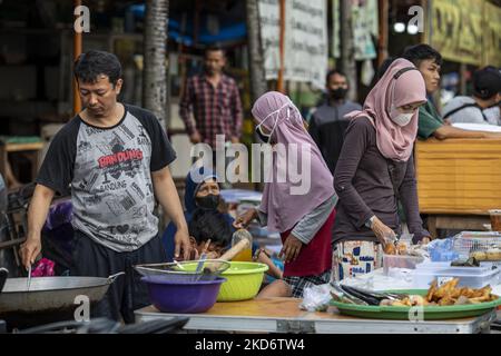 Tangerang meridionale, Banten, Indonesia, 04 aprile 2022 : Musulmani che cacciano il menu iftar a BSD, Tangerang meridionale, Banten, Indonesia, il 4 aprile 2022. Il calo dei casi di pandemia COVID-19 ha aumentato le vendite del menu iftar di quest'anno. (Foto di Donal Husni/NurPhoto) Foto Stock