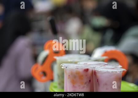 Tangerang meridionale, Banten, Indonesia, 04 aprile 2022 : Musulmani che cacciano il menu iftar a BSD, Tangerang meridionale, Banten, Indonesia, il 4 aprile 2022. Il calo dei casi di pandemia COVID-19 ha aumentato le vendite del menu iftar di quest'anno. (Foto di Donal Husni/NurPhoto) Foto Stock