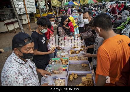 Tangerang meridionale, Banten, Indonesia, 04 aprile 2022 : Musulmani che cacciano il menu iftar a BSD, Tangerang meridionale, Banten, Indonesia, il 4 aprile 2022. Il calo dei casi di pandemia COVID-19 ha aumentato le vendite del menu iftar di quest'anno. (Foto di Donal Husni/NurPhoto) Foto Stock