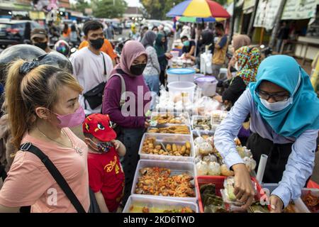 Tangerang meridionale, Banten, Indonesia, 04 aprile 2022 : Musulmani che cacciano il menu iftar a BSD, Tangerang meridionale, Banten, Indonesia, il 4 aprile 2022. Il calo dei casi di pandemia COVID-19 ha aumentato le vendite del menu iftar di quest'anno. (Foto di Donal Husni/NurPhoto) Foto Stock