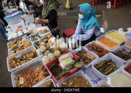 Tangerang meridionale, Banten, Indonesia, 04 aprile 2022 : Musulmani che cacciano il menu iftar a BSD, Tangerang meridionale, Banten, Indonesia, il 4 aprile 2022. Il calo dei casi di pandemia COVID-19 ha aumentato le vendite del menu iftar di quest'anno. (Foto di Donal Husni/NurPhoto) Foto Stock