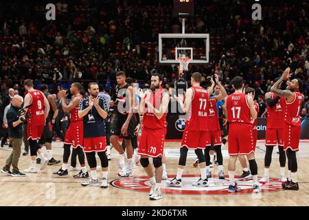 Milano, Italia. 03rd Nov 2022. Italia, Milano, novembre 3 2022: Le squadre di Armani Milano, dopo la sconfitta, saluta i tifosi al EA7 Emporio Armani Milano vs Real Madrid, Eurolega 2022-2023 round6 (Foto di Fabrizio Andrea Bertani/Pacific Press) Credit: Pacific Press Media Production Corp./Alamy Live News Foto Stock