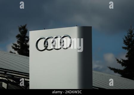 Il logo Audi viene visualizzato presso uno showroom a Cracovia, in Polonia, il 4 aprile 2022. (Foto di Jakub Porzycki/NurPhoto) Foto Stock