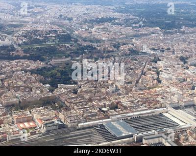 Una vista del Colosseo (R) da una vetrina aerea a Roma, Italia, il 4 aprile 2022. (Foto di Manuel Romano/NurPhoto) Foto Stock