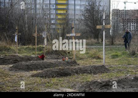 Tombe con corpi di civili vicino a blocchi di appartamenti nella ricattura da parte dell'esercito ucraino Buca città vicino a Kyiv, Ucraina, 04 aprile 2022. (Foto di Maxym Marusenko/NurPhoto) Foto Stock