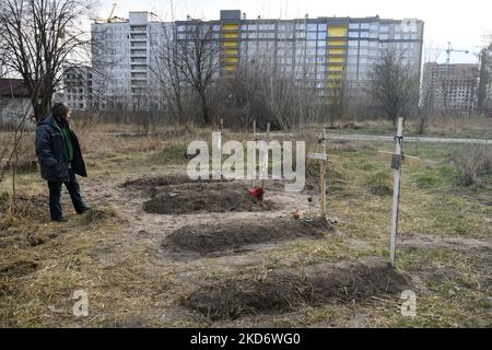 Tombe con corpi di civili vicino a blocchi di appartamenti nella ricattura da parte dell'esercito ucraino Buca città vicino a Kyiv, Ucraina, 04 aprile 2022. (Foto di Maxym Marusenko/NurPhoto) Foto Stock