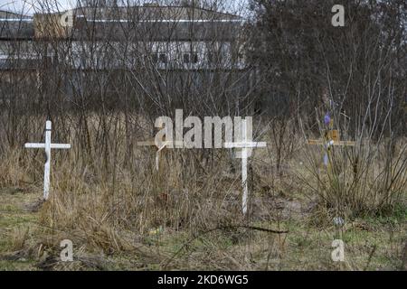 Tombe con corpi di civili vicino a blocchi di appartamenti nella ricattura da parte dell'esercito ucraino Buca città vicino a Kyiv, Ucraina, 04 aprile 2022. (Foto di Maxym Marusenko/NurPhoto) Foto Stock