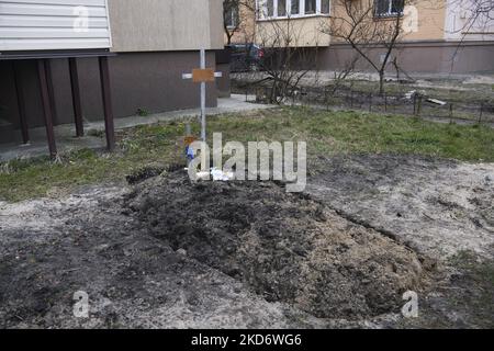 Tombe con corpi di civili vicino a blocchi di appartamenti nella ricattura da parte dell'esercito ucraino Buca città vicino a Kyiv, Ucraina, 04 aprile 2022. (Foto di Maxym Marusenko/NurPhoto) Foto Stock