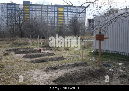 Tombe con corpi di civili vicino a blocchi di appartamenti nella ricattura da parte dell'esercito ucraino Buca città vicino a Kyiv, Ucraina, 04 aprile 2022. (Foto di Maxym Marusenko/NurPhoto) Foto Stock