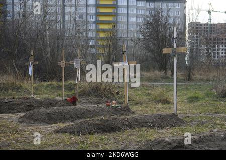 Tombe con corpi di civili vicino a blocchi di appartamenti nella ricattura da parte dell'esercito ucraino Buca città vicino a Kyiv, Ucraina, 04 aprile 2022. (Foto di Maxym Marusenko/NurPhoto) Foto Stock