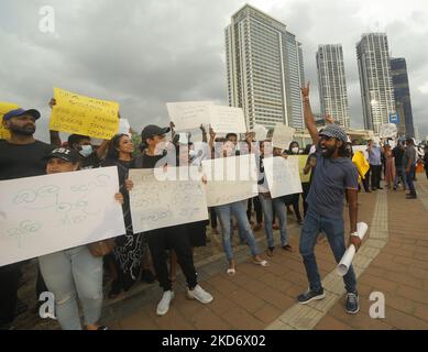 Gli abitanti dello Sri Lanka hanno cartelli e grida slogan che chiedono al presidente Gotabaya Rajapaksa di dimettersi durante una protesta a Colombo, in Sri Lanka. Lunedì, 4 aprile 2022. Il Gabinetto dei Ministri dello Sri Lanka si è dimesso con effetto immediato la domenica sera tardi, mentre il paese sperimenta la sua peggiore crisi economica di tutti i tempi. (Foto di Tharaka Basnayaka/NurPhoto) Foto Stock