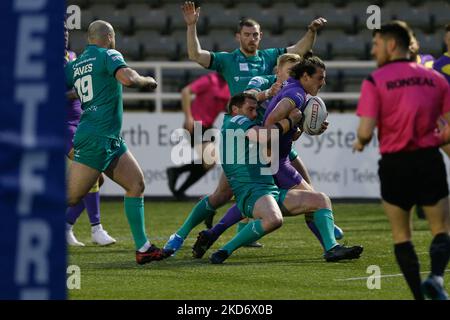 Craig Mullen di Newcastle Thunder è tirato giù durante la partita di campionato TRA Newcastle Thunder e Widnes Vikings a Kingston Park, Newcastle Lunedi 4th aprile 2022. (Foto di Chris Lishman/MI News/NurPhoto) Foto Stock