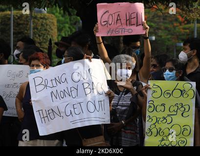 Gli abitanti dello Sri Lanka grida slogan che chiedono al presidente dello Sri Lanka Gotabaya Rajapaksa di dimettersi durante una protesta a Colombo, Sri Lanka. Lunedì, 4 aprile 2022. Il Gabinetto dei Ministri dello Sri Lanka si è dimesso con effetto immediato la domenica sera tardi, mentre il paese sperimenta la sua peggiore crisi economica di tutti i tempi. (Foto di Tharaka Basnayaka/NurPhoto) Foto Stock