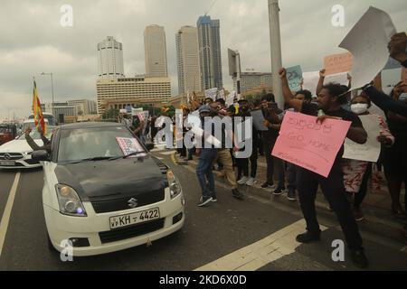 Gli abitanti dello Sri Lanka gridano slogan che chiedono al presidente Gotabaya Rajapaksa di dimettersi durante una protesta nei pressi dell'ufficio del presidente a Colombo, Sri Lanka. Lunedì, 4 aprile 2022. Il Gabinetto dei Ministri dello Sri Lanka si è dimesso con effetto immediato la domenica sera tardi, mentre il paese sperimenta la sua peggiore crisi economica di tutti i tempi. (Foto di Tharaka Basnayaka/NurPhoto) Foto Stock