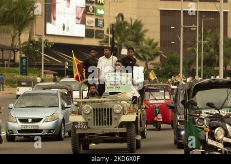 Gli abitanti dello Sri Lanka grida slogan che chiedono al presidente dello Sri Lanka Gotabaya Rajapaksa di dimettersi durante una protesta a Colombo, Sri Lanka. Lunedì, 4 aprile 2022. Il Gabinetto dei Ministri dello Sri Lanka si è dimesso con effetto immediato la domenica sera tardi, mentre il paese sperimenta la sua peggiore crisi economica di tutti i tempi. (Foto di Tharaka Basnayaka/NurPhoto) Foto Stock