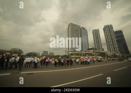 Gli abitanti dello Sri Lanka gridano slogan che chiedono al presidente dello Sri Lanka Gotabaya Rajapaksa di dimettersi durante una protesta nei pressi dell'ufficio del presidente a Colombo, Sri Lanka. Lunedì, 4 aprile 2022. Il Gabinetto dei Ministri dello Sri Lanka si è dimesso con effetto immediato la domenica sera tardi, mentre il paese sperimenta la sua peggiore crisi economica di tutti i tempi. (Foto di Tharaka Basnayaka/NurPhoto) Foto Stock