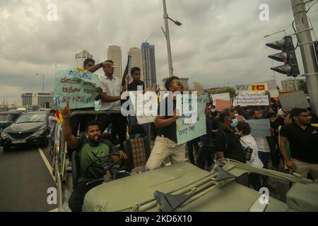 Gli abitanti dello Sri Lanka gridano slogan che chiedono al presidente Gotabaya Rajapaksa di dimettersi durante una protesta nei pressi dell'ufficio del presidente a Colombo, Sri Lanka. Lunedì, 4 aprile 2022. Il Gabinetto dei Ministri dello Sri Lanka si è dimesso con effetto immediato la domenica sera tardi, mentre il paese sperimenta la sua peggiore crisi economica di tutti i tempi. (Foto di Tharaka Basnayaka/NurPhoto) Foto Stock