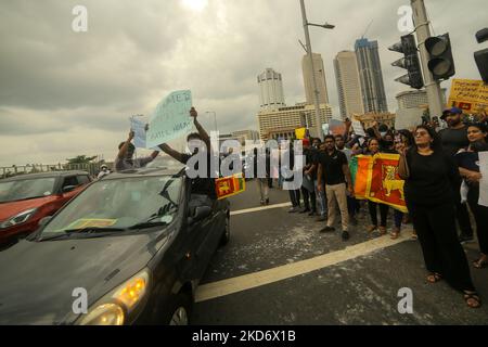 Gli abitanti dello Sri Lanka gridano slogan che chiedono al presidente Gotabaya Rajapaksa di dimettersi durante una protesta nei pressi dell'ufficio del presidente a Colombo, Sri Lanka. Lunedì, 4 aprile 2022. Il Gabinetto dei Ministri dello Sri Lanka si è dimesso con effetto immediato la domenica sera tardi, mentre il paese sperimenta la sua peggiore crisi economica di tutti i tempi. (Foto di Tharaka Basnayaka/NurPhoto) Foto Stock