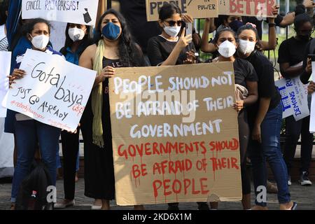 Gli abitanti dello Sri Lanka grida slogan che chiedono al presidente dello Sri Lanka Gotabaya Rajapaksa di dimettersi durante una protesta a Colombo, Sri Lanka. Lunedì, 4 aprile 2022. Il Gabinetto dei Ministri dello Sri Lanka si è dimesso con effetto immediato la domenica sera tardi, mentre il paese sperimenta la sua peggiore crisi economica di tutti i tempi. (Foto di Tharaka Basnayaka/NurPhoto) Foto Stock