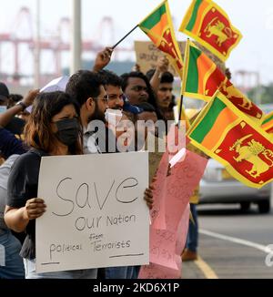 Gli abitanti dello Sri Lanka grida slogan che chiedono al presidente dello Sri Lanka Gotabaya Rajapaksa di dimettersi durante una protesta a Colombo, Sri Lanka. Lunedì, 4 aprile 2022. Il Gabinetto dei Ministri dello Sri Lanka si è dimesso con effetto immediato la domenica sera tardi, mentre il paese sperimenta la sua peggiore crisi economica di tutti i tempi. (Foto di Tharaka Basnayaka/NurPhoto) Foto Stock