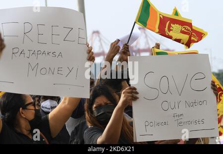 Gli abitanti dello Sri Lanka grida slogan che chiedono al presidente dello Sri Lanka Gotabaya Rajapaksa di dimettersi durante una protesta a Colombo, Sri Lanka. Lunedì, 4 aprile 2022. Il Gabinetto dei Ministri dello Sri Lanka si è dimesso con effetto immediato la domenica sera tardi, mentre il paese sperimenta la sua peggiore crisi economica di tutti i tempi. (Foto di Tharaka Basnayaka/NurPhoto) Foto Stock