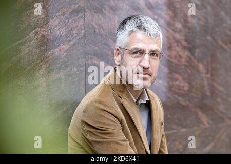 Il premiato giornalista americano Alec MacGillis presenta il 5 2022 aprile a Barcellona, Catalogna, Spagna, "Fulfillment: America in the Shadow of Amazon" (Foto di Albert Llop/NurPhoto) Foto Stock