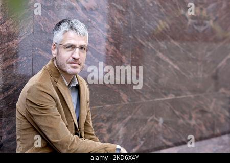 Il premiato giornalista americano Alec MacGillis presenta il 5 2022 aprile a Barcellona, Catalogna, Spagna, "Fulfillment: America in the Shadow of Amazon" (Foto di Albert Llop/NurPhoto) Foto Stock