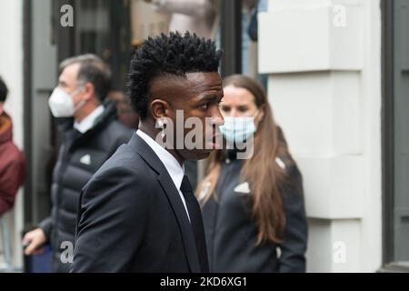 LONDRA, REGNO UNITO - 05 APRILE 2022: Vinícius Júnior (Vini Jr) è visto fuori dall'hotel a Westminster, mentre la squadra di calcio del Real Madrid arriva a Londra prima della finale di Champions League di domani contro Chelsea il 05 aprile 2022 a Londra, Inghilterra. (Foto di Wiktor Szymanowicz/NurPhoto) Foto Stock