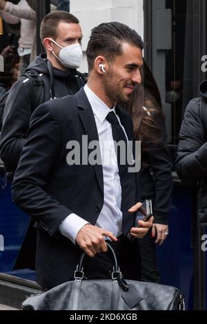 LONDRA, REGNO UNITO - 05 APRILE 2022: Dani Ceballos è visto fuori dall'hotel a Westminster come la squadra di calcio del Real Madrid arriva a Londra prima della finale di Champions League di domani contro Chelsea il 05 aprile 2022 a Londra, Inghilterra. (Foto di Wiktor Szymanowicz/NurPhoto) Foto Stock